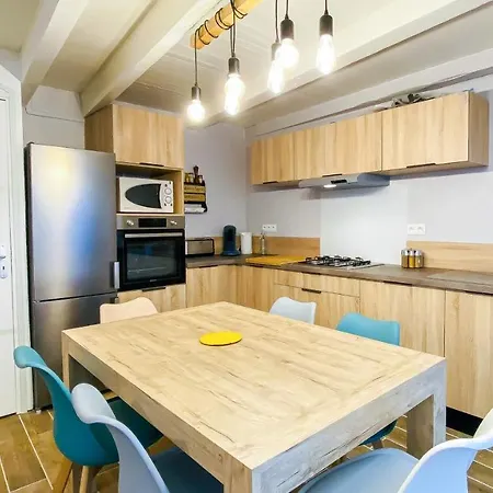 Jolie Maison Avec Cour Dans Le Centre Du Village * 라쿠르드쉬르메르