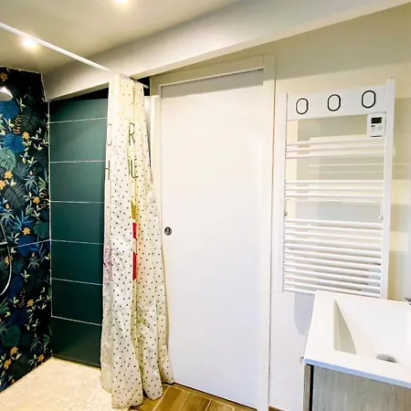 Jolie Maison Avec Cour Dans Le Centre Du Village 빌라 *