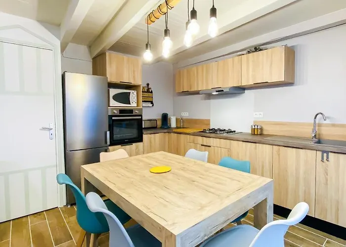 Jolie Maison Avec Cour Dans Le Centre Du Village * La Couarde-sur-Mer