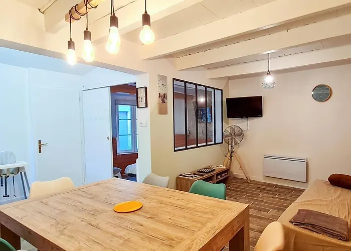 Jolie Maison Avec Cour Dans Le Centre Du Village Villa