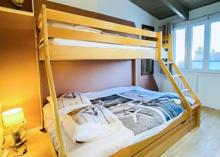 Jolie Maison Avec Cour Dans Le Centre Du Village Villa